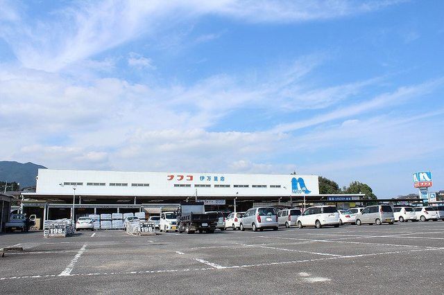 近くのナフコ伊万里店まで870m（徒歩11分）