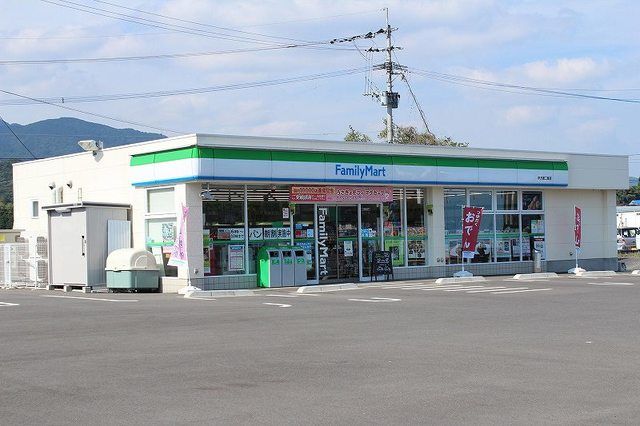 近くのファミリーマート　二里店まで1,300m（徒歩17分）