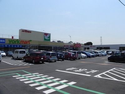 近くのヨークマート花野井店まで750m（徒歩10分）