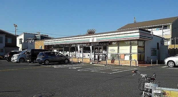 近くのセブンイレブン浦和原山3丁目店まで1,100m（徒歩14分）