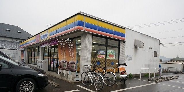 近くのコンビニまで700m（徒歩9分）