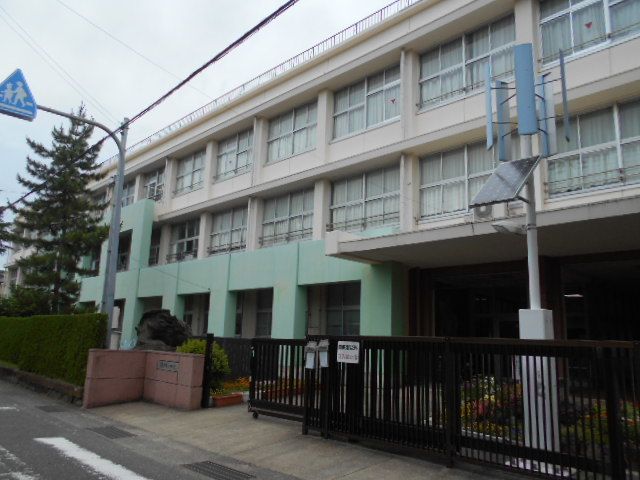 近くの由良小学校様まで550m(徒歩7分)