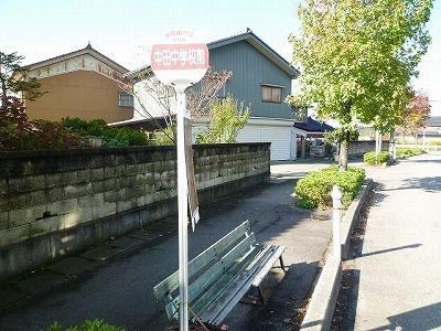 近くのバス停「中田中学校前」まで700m(徒歩9分)