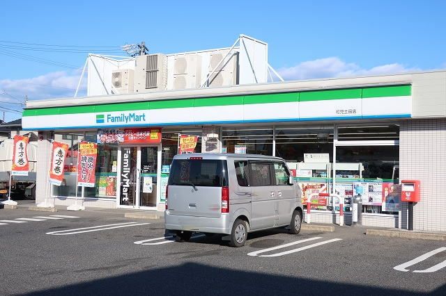 近くのファミリーマートまで600m（徒歩8分）