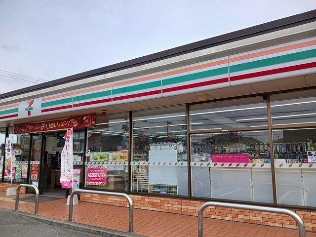 近くのセブンイレブンまで530m（徒歩7分）
