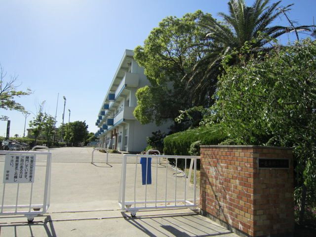 近くの一色南部小学校まで450m(徒歩6分)