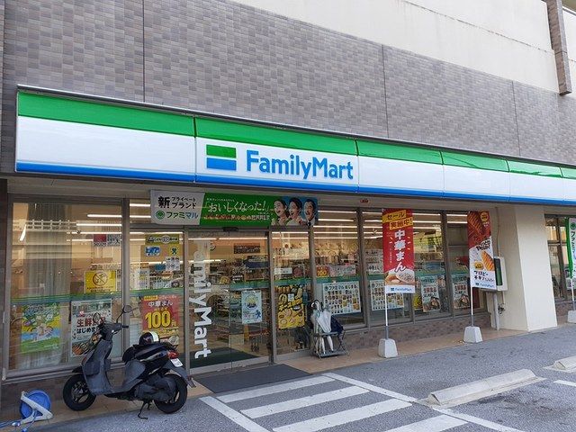 近くのファミリーマートコンフォート泊まで356m（徒歩5分）