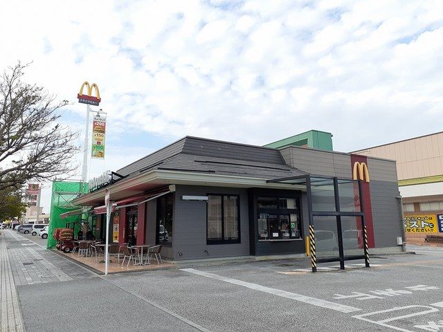 近くのマクドナルド天久りうぼう楽市店まで569m（徒歩8分）