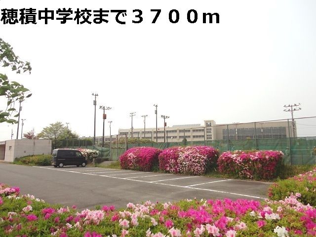 近くの瑞穂市立穂積中学校まで3,700m（徒歩47分）