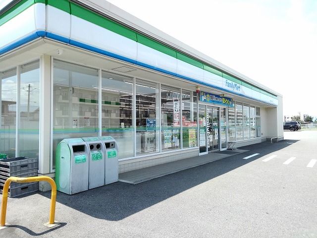 近くのファミリーマート山梨学院大学前まで550m（徒歩7分）