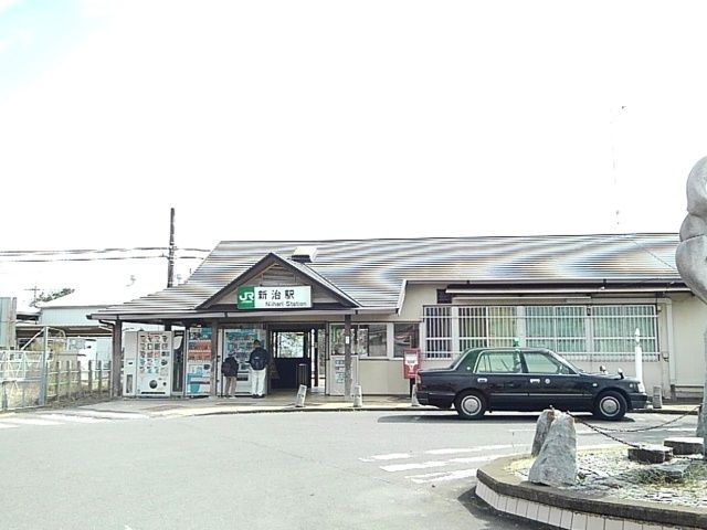 近くの新治駅まで500m（徒歩7分）
