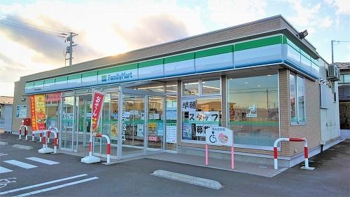 近くのファミリーマート奥州桜屋敷店まで450m（徒歩6分）