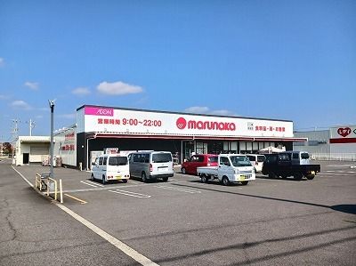 近くのマルナカ川岡店さんまで450m（徒歩6分）