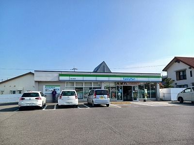 近くのファミリーマート川部店さんまで270m(徒歩4分)