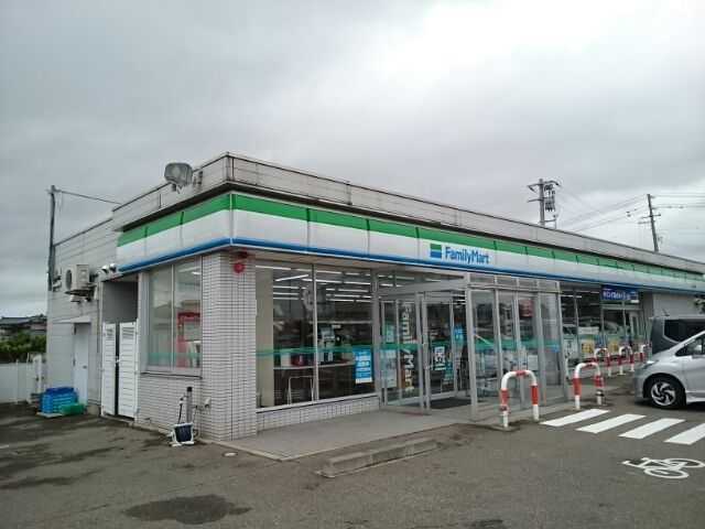 近くのファミリーマート白根文京町店まで490m（徒歩7分）