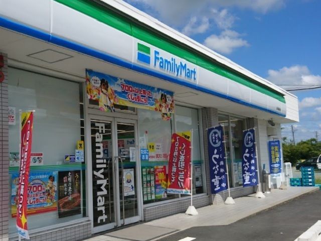 近くのファミリーマート 掛川細谷店まで700m（徒歩9分）