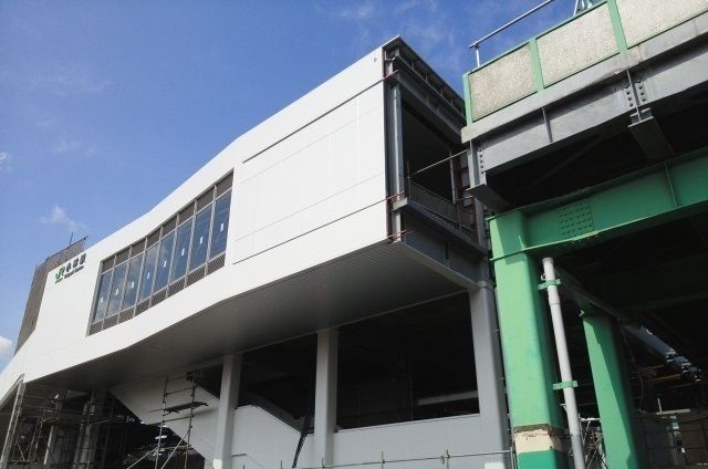 近くのJR小林駅まで560m（徒歩7分）