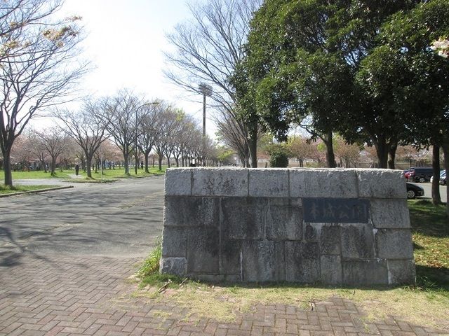 近くの公園まで1,100m（徒歩14分）