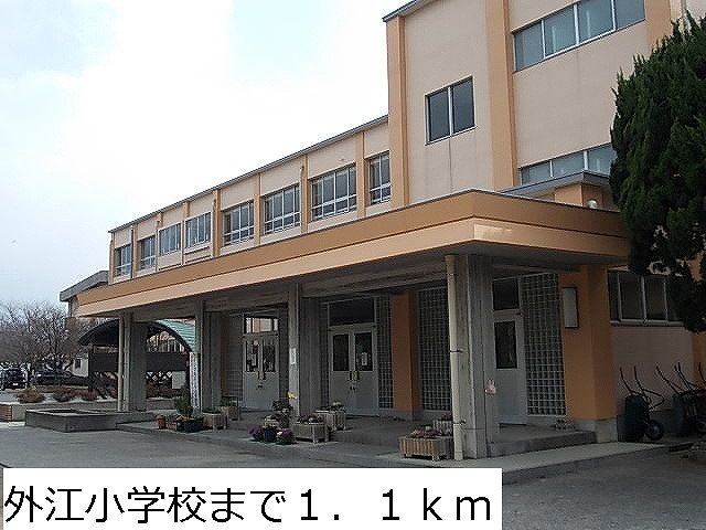近くの小学校まで1,100m（徒歩14分）