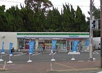 近くのファミリーマートまで300m（徒歩4分）