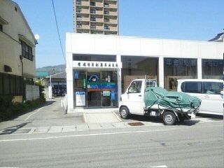 近くの愛媛信用金庫様まで460m（徒歩6分）
