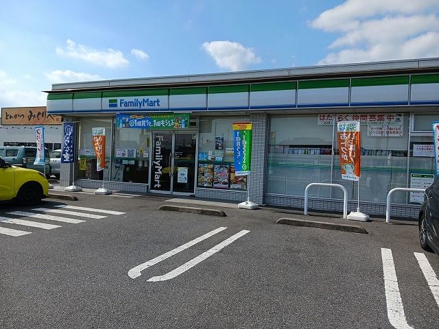 近くのファミリーマート清原テクノ店まで800m(徒歩10分)