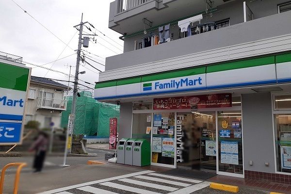 近くのファミリーマート川崎向ケ丘店まで270m(徒歩4分)