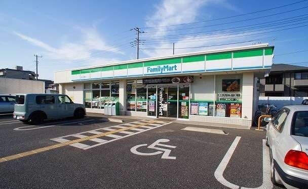 近くのファミリーマートふじみ野駒林店まで230m（徒歩3分）