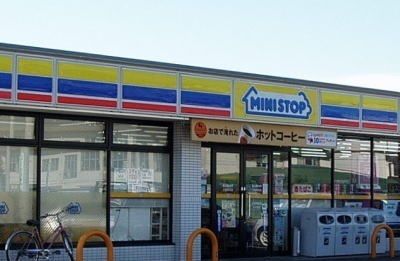 近くのミニストップ三島梅名店まで700m(徒歩9分)
