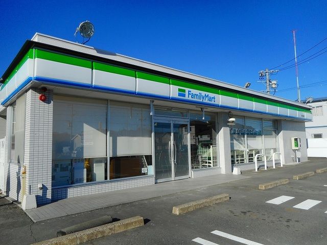 近くのファミリーマート　掛川成滝店まで60m（徒歩1分）
