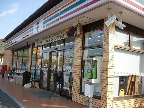 近くのセブンイレブン富田店まで650m（徒歩9分）