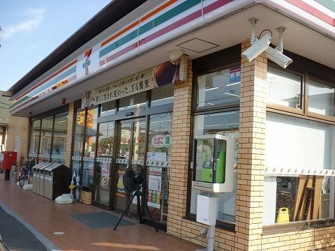 近くのコンビニまで650m（徒歩9分）