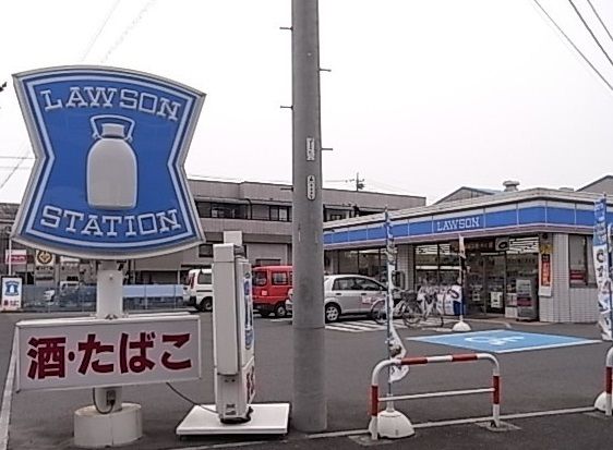 近くの牛田町ローソンまで1,110m（徒歩14分）