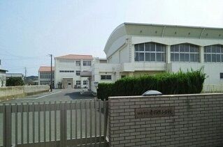 近くの赤羽根小学校まで350m(徒歩5分)