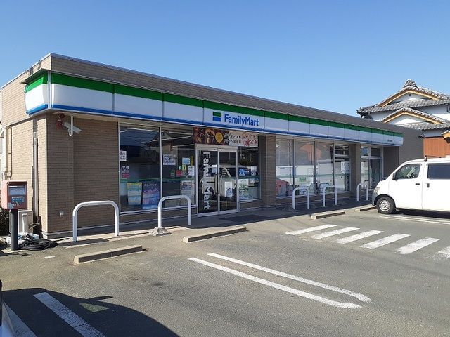 近くのファミリーマートまで750m(徒歩10分)