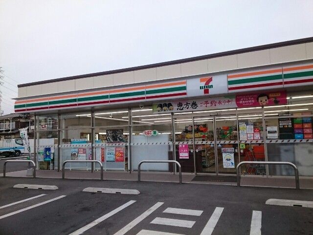 近くのコンビニまで180m（徒歩3分）