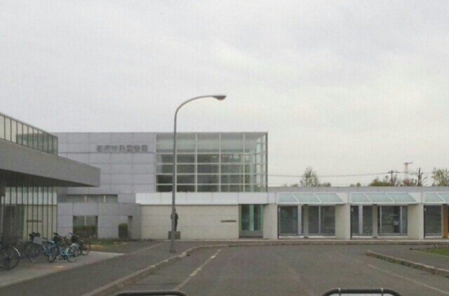 近くの石狩市民図書館まで380m（徒歩5分）