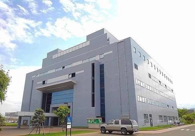 近くの石狩市役所まで450m（徒歩6分）