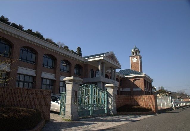 近くの八重小学校まで800m（徒歩10分）