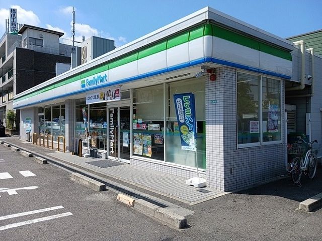 近くのファミリーマート様まで450m（徒歩6分）