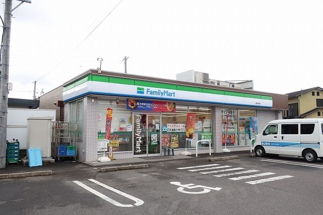 近くのファミリーマートまで1,600m（徒歩20分）