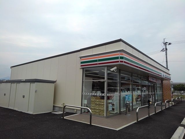 近くのセブンイレブン西都右松店まで700m(徒歩9分)