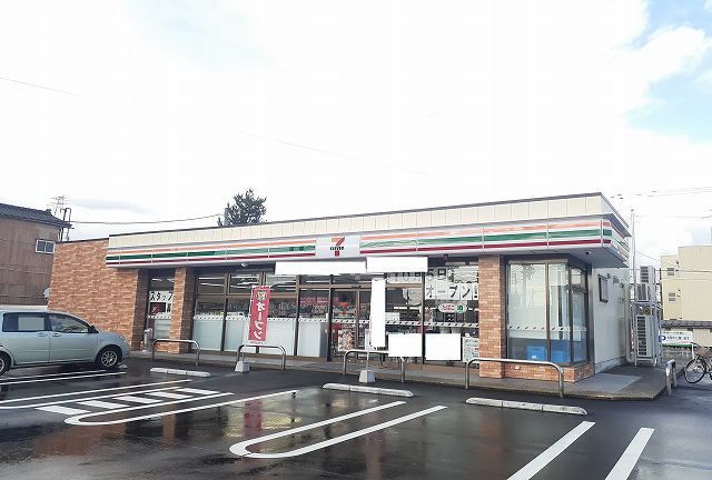 近くのコンビニまで300m（徒歩4分）
