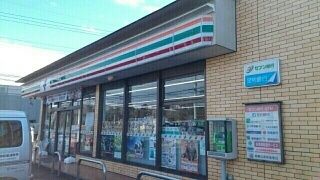 近くのセブンイレブン日産前店まで950m（徒歩12分）