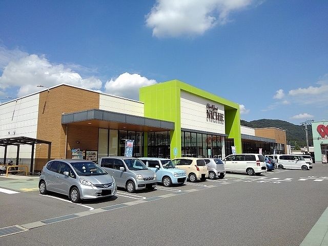 近くのフードグランニチエー三成店まで400m(徒歩5分)