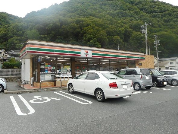 近くのコンビニまで850m（徒歩11分）