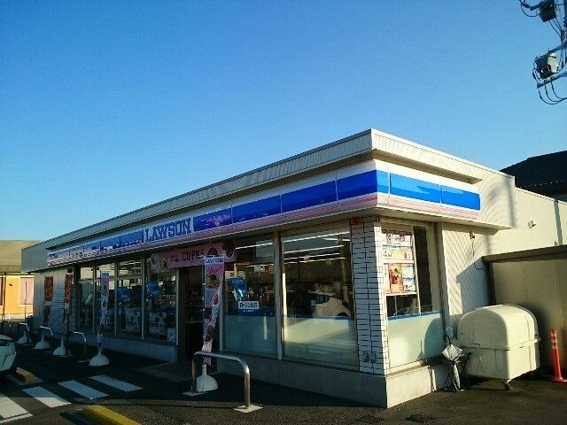 近くのローソン曽木店まで350m（徒歩5分）