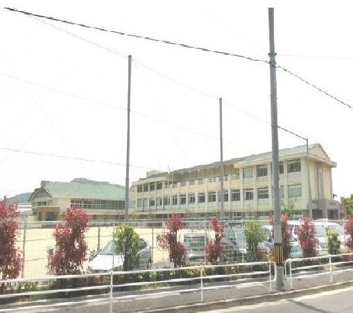近くの東野小学校まで300m（徒歩4分）