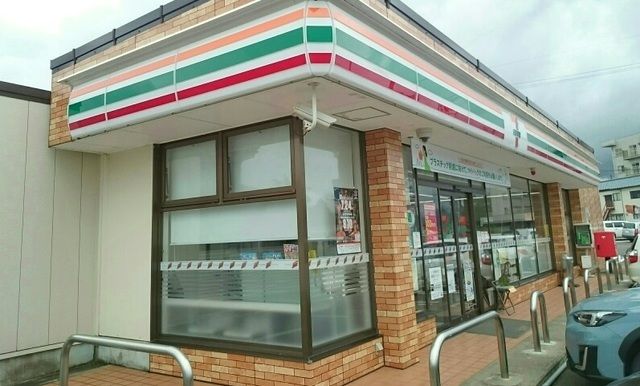近くのコンビニまで820m（徒歩11分）