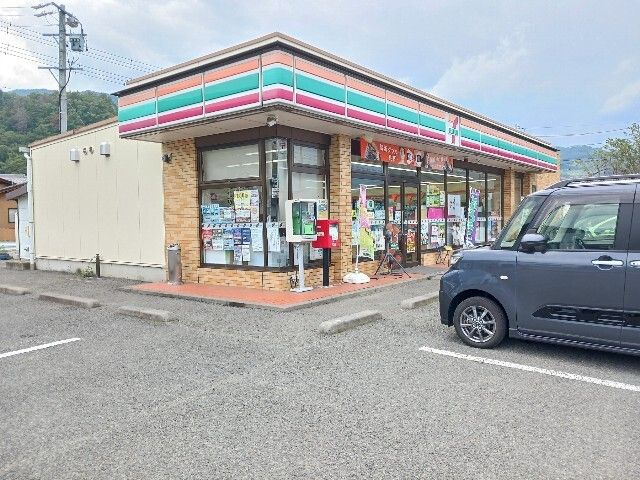 近くのセブンイレブン戸倉若宮店まで950m（徒歩12分）
